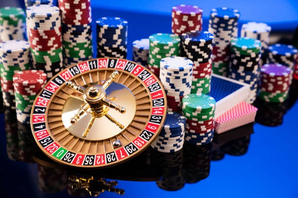 Lucky Neko slot game interface on ihokibet platform showing reels and tournament leaderboard